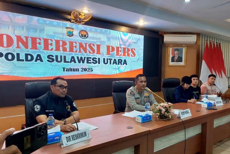 konferensi pers yang dipimpin oleh Kabid Humas Polda Sulut AKBP Alamsyah P. Hasibuan didampingi Kabag Wassidik Ditreskrimum Polda Sulut AKBP I Dewa Nyoman Suryanegara, Kasubdit 2 Harda Kompol May Diana Sitepu dan Penyidik, di ruang Tribrata Polda Sulut