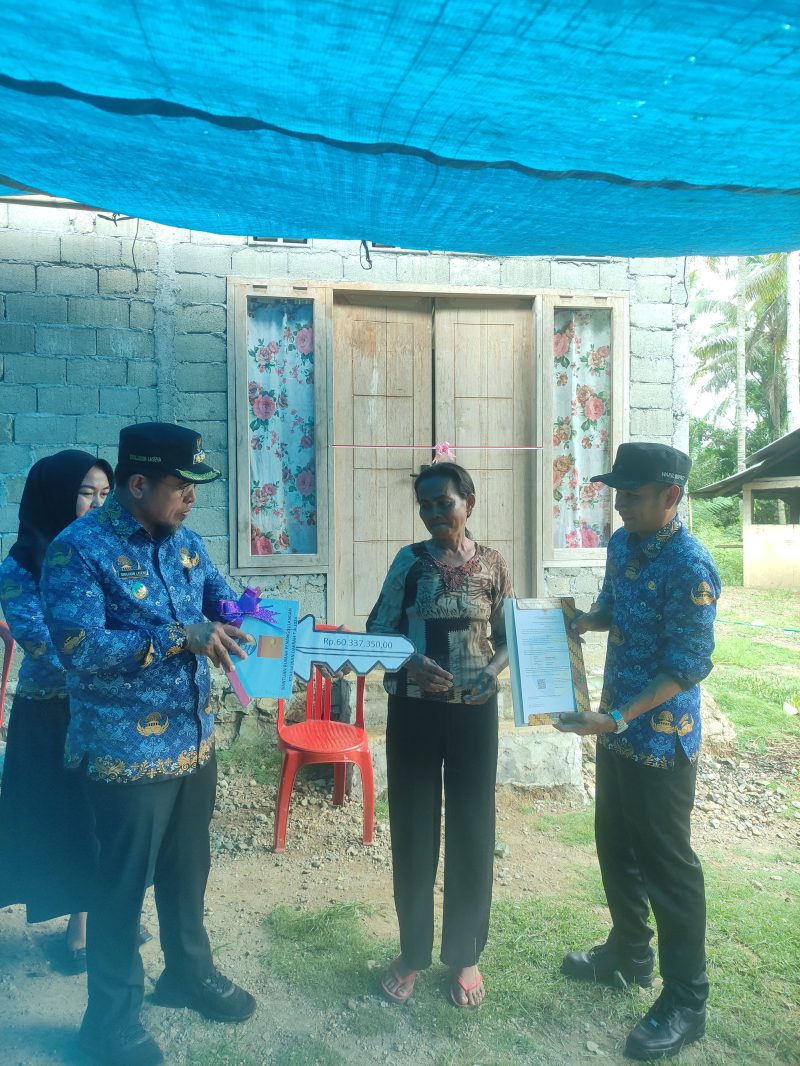 Bupati Dr. Sirajudin Lasena, SE, M.Ec.Dev., didampingi Wakil Bupati Moh. Aditya Pontoh, S.IP. Acara ditandai dengan penyerahan kunci rumah oleh Bupati kepada penerima manfaat, serta penyerahan sertifikat rumah oleh Wakil Bupati
