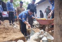 peletakan batu pertama pembangunan/rehab berat RTLH di Desa Gihang