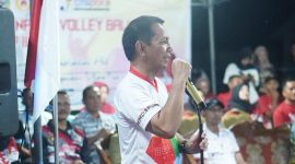 dr. Jusnan C. Mokoginta, MARS, secara resmi membuka Turnamen Volley Ball Bupati Cup II