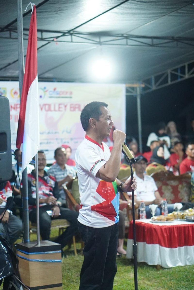 dr. Jusnan C. Mokoginta, MARS, secara resmi membuka Turnamen Volley Ball Bupati Cup II