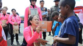 Ketua Umum Bhayangkari, Ny. Juliati Sigit Prabowo memimpin kegiatan Bhayangkari Peduli di Kabupaten Sorong, Papua Barat Daya.