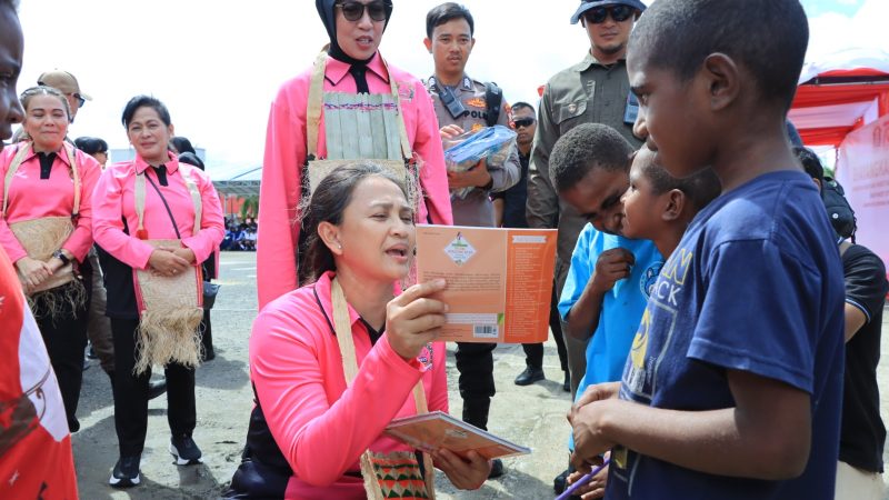 Ketua Umum Bhayangkari, Ny. Juliati Sigit Prabowo memimpin kegiatan Bhayangkari Peduli di Kabupaten Sorong, Papua Barat Daya.