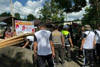 Personel Biro Logistik Polda Sulut bersama Polsek Tenga melaksanakan kerja bakti pembersihan lokasi Bedah Rumah dan pembuatan fasilitas air bersih di Desa Pakuweru dan Desa Tenga,