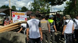 Personel Biro Logistik Polda Sulut bersama Polsek Tenga melaksanakan kerja bakti pembersihan lokasi Bedah Rumah dan pembuatan fasilitas air bersih di Desa Pakuweru dan Desa Tenga,