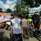 Personel Biro Logistik Polda Sulut bersama Polsek Tenga melaksanakan kerja bakti pembersihan lokasi Bedah Rumah dan pembuatan fasilitas air bersih di Desa Pakuweru dan Desa Tenga,