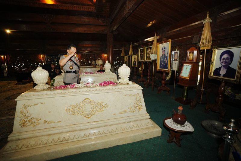 Kapolri Jenderal Listyo Sigit Prabowo melaksanakan ziarah ke makam Presiden Republik Indonesia ke-2, Jenderal Besar H.M. Soeharto, di Astana Giribangun, Karanganyar