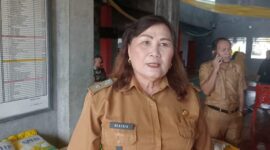 Hukumtua, Ibu Yohana Beatrix Tamuntuan, S.Pd, melaksanakan gerakan pasar murah