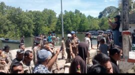 Drama Penertiban Gagal! Warga Alung Banua Hadang Kapal Pol PP, Kabid Terluka Dievakuasi – Tim Pengacara Warga Bersyukur dengan Doa
