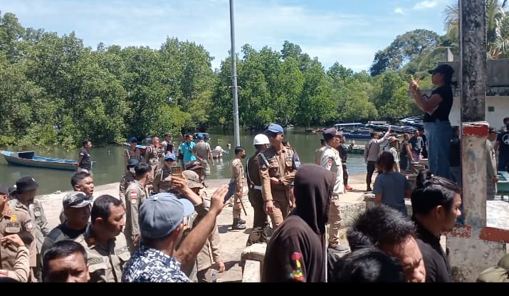 Drama Penertiban Gagal! Warga Alung Banua Hadang Kapal Pol PP, Kabid Terluka Dievakuasi – Tim Pengacara Warga Bersyukur dengan Doa
