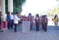 Bupati Boltara Melepas Peserta Gerak Jalan dalam Rangka HUT ke-80 RI