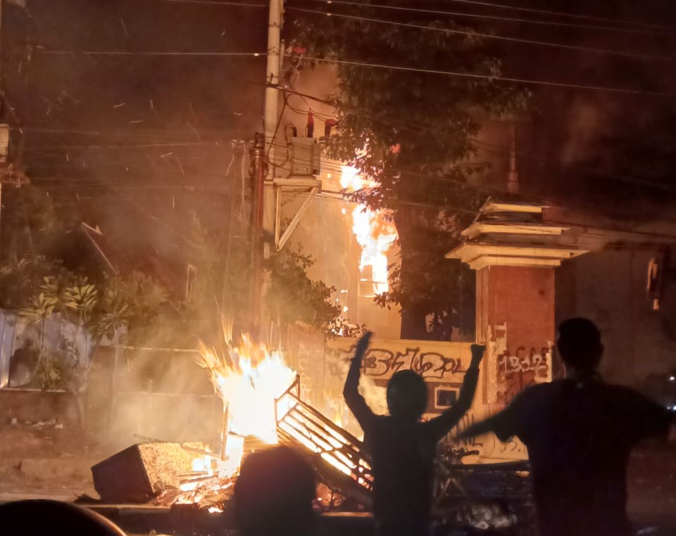 Demo di Polda DIY Ricuh, Kantor Polisi Dibakar, Gas Air Mata dan Petasan Dilepaskan