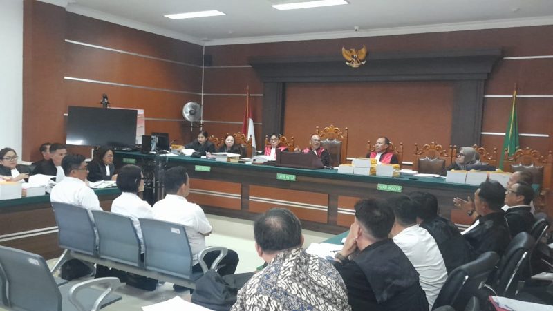 Keluarga, Kerabat, dan Jemaat GMIM Setia Menguatkan Pdt Hein Arina & Putrinya Kristi Karla Arina