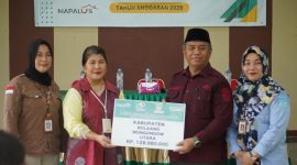 Asisten Bidang Administrasi Umum Setda, Dr. Hi. Abdul Nazarudin Maloho, S.Pd., M.Si, menyerahkan secara simbolis bantuan Asistensi Rehabilitasi Sosial (ATENSI)