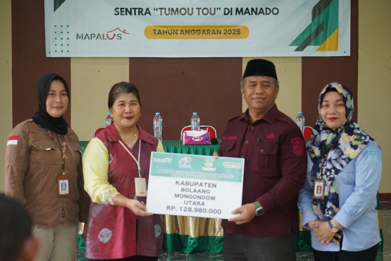 Asisten Bidang Administrasi Umum Setda, Dr. Hi. Abdul Nazarudin Maloho, S.Pd., M.Si, menyerahkan secara simbolis bantuan Asistensi Rehabilitasi Sosial (ATENSI)