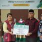 Asisten Bidang Administrasi Umum Setda, Dr. Hi. Abdul Nazarudin Maloho, S.Pd., M.Si, menyerahkan secara simbolis bantuan Asistensi Rehabilitasi Sosial (ATENSI)