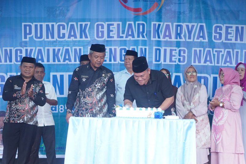 Asisten Bidang Perekonomian dan Pembangunan Setda, Hi. Abdul Mutoh Daeng Mulisa, S.Pd., MM, menghadiri kegiatan Puncak Gelar Karya Seni yang dirangkaikan dengan Dies Natalis ke-21 SMK Negeri 1 Kaidipang