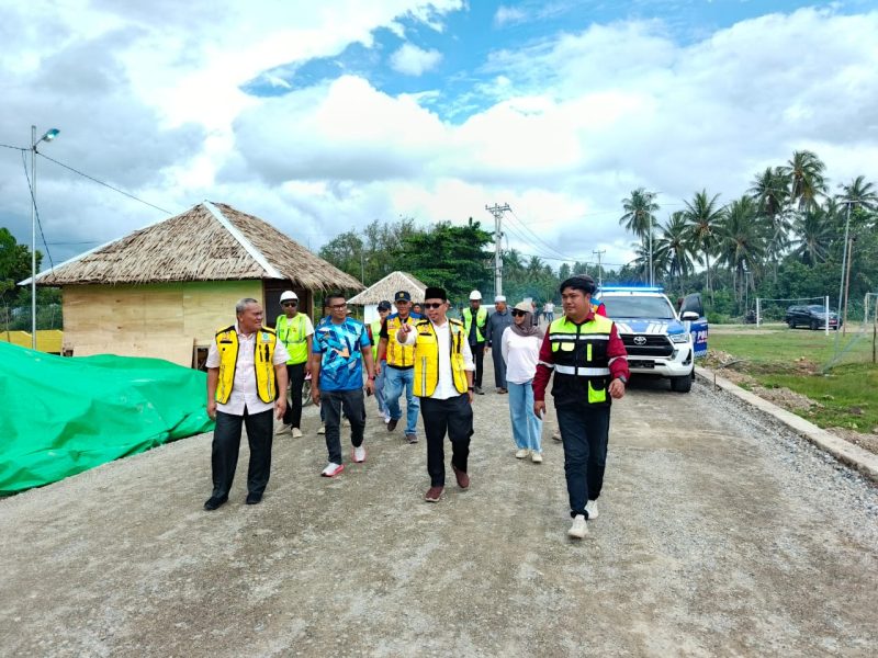Bupati Bolmut Tinjau Proyek Peningkatan Jalan Tombulang Pantai–Tuntulow Utara
