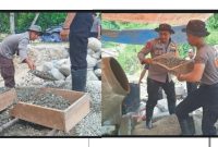 Brimob dan Polsek Basidondo Gotong Royong Bangun Jembatan Strategis di Silondou