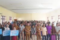 Bupati Bolmut Serahkan Berbagai Bantuan Sosial di Bolangitang Barat