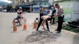 Polres Tolitoli yang dipimpin kasat lantas,melakukan pengecoran jalan di dua titik rawan kecelakaan 