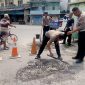 Polres Tolitoli yang dipimpin kasat lantas,melakukan pengecoran jalan di dua titik rawan kecelakaan 