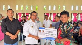 Bupati Boltara didampingi Wakil Bupati Moh. Aditya Pontoh, S.IP., menyerahkan secara simbolis bantuan dari Gubernur Sulawesi Utara melalui Dinas Perindustrian dan Perdagangan Provinsi Sulawesi Utara