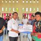 Bupati Boltara didampingi Wakil Bupati Moh. Aditya Pontoh, S.IP., menyerahkan secara simbolis bantuan dari Gubernur Sulawesi Utara melalui Dinas Perindustrian dan Perdagangan Provinsi Sulawesi Utara