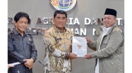Gubernur Mayjen TNI (Purn) Yulius Selvanus menerima resmi surat persetujuan dokumen RTRW ini sebagai landasan hukum tata ruang