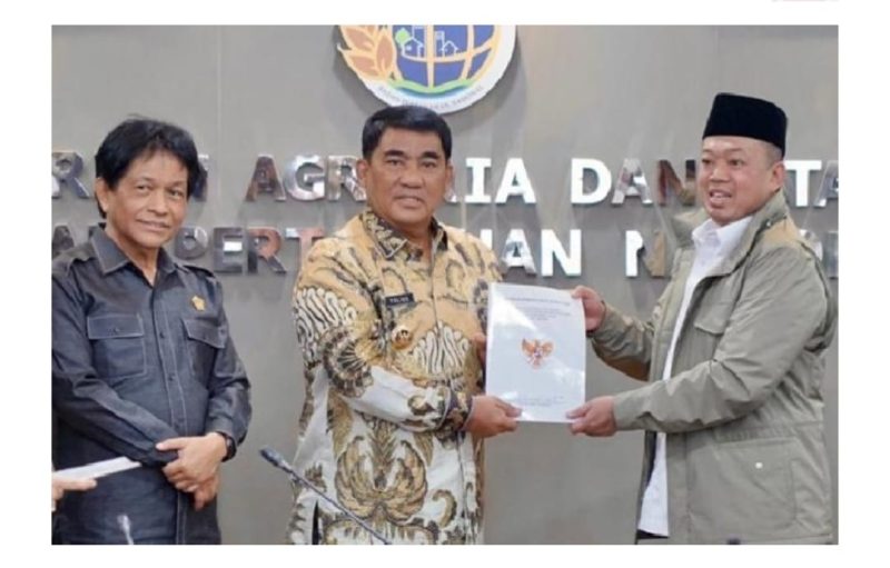 Gubernur Mayjen TNI (Purn) Yulius Selvanus menerima resmi surat persetujuan dokumen RTRW ini sebagai landasan hukum tata ruang