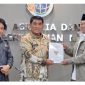 Gubernur Mayjen TNI (Purn) Yulius Selvanus menerima resmi surat persetujuan dokumen RTRW ini sebagai landasan hukum tata ruang