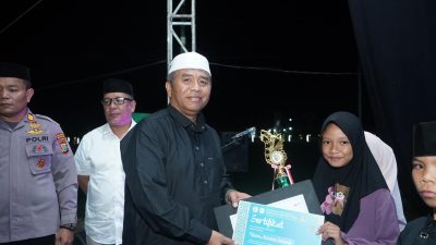Penyerahan hadiah kepada para pemenang lomba yang diserahkan langsung oleh Asisten Bidang Administrasi Umum.