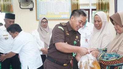 perwakilan Kejari Boltara ikut meyerahkan kepada masyarakat