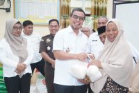 Bupati Boltara menyerahkan secara simbolis komoditas pasar murah kepada masyarakat.