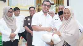 Bupati Boltara menyerahkan secara simbolis komoditas pasar murah kepada masyarakat.