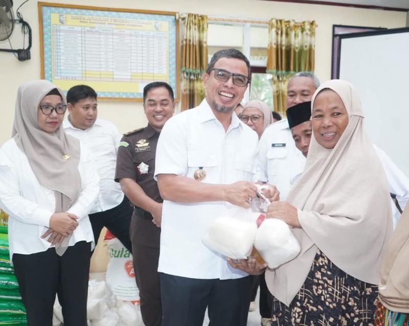 Bupati Boltara menyerahkan secara simbolis komoditas pasar murah kepada masyarakat.