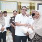 Bupati Boltara menyerahkan secara simbolis komoditas pasar murah kepada masyarakat.