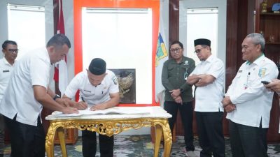 para peserta juga melakukan penandatanganan berita acara tata batas sebagai bentuk penyelesaian penguasaan tanah
