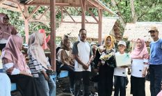 Raih Juara Umum TKA SD Kabupaten Buol, Kepsek SDN1 Biau Rayakan Kelulusan Siswanya di Pantai Bokat