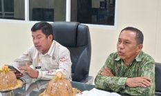 Wabup Buol Bersama Kaban Kesbangpol Serahkan Dana Banpol 9 Partai
