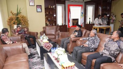 Rapat berlangsung di ruang kerja Bupati
