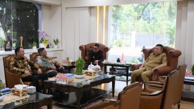 Bupati Boltara Sirajudin Lasena saat berdiskusi dengan Sekjen Kemendagri Tomsi Tohir di Jakarta,