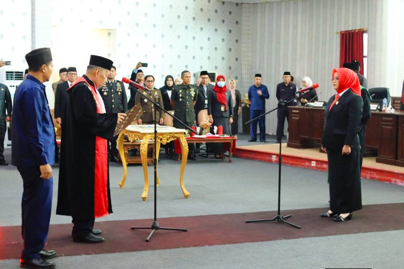 Hj. Dewi Zandra Astuti Mondo resmi dilantik sebagai Ketua Dewan Perwakilan Rakyat Daerah (DPRD) Kabupaten Bolaang Mongondow Utara (Boltara)