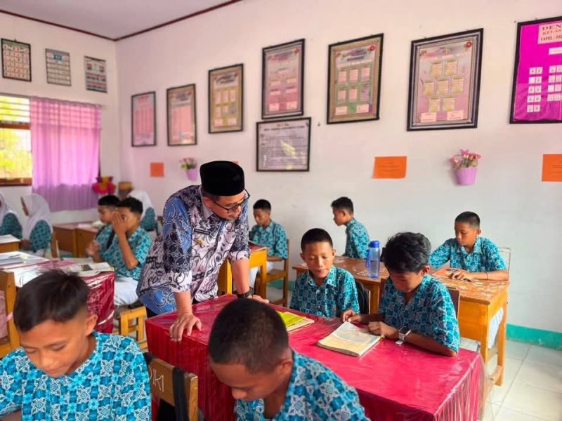Bupati Boltara Tinjau Pelaksanaan Gerakan 15 Menit Membaca di SMPN 1 Kaidipang